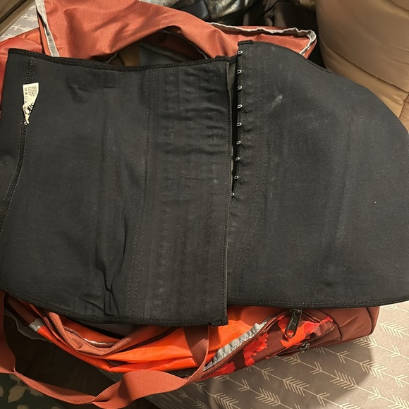 Black corset style waist trainer - Picture 3 of 4